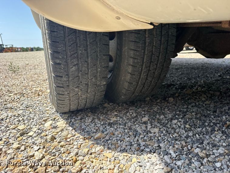 image for item DY3190 1993 Ford E-350 shuttle bus