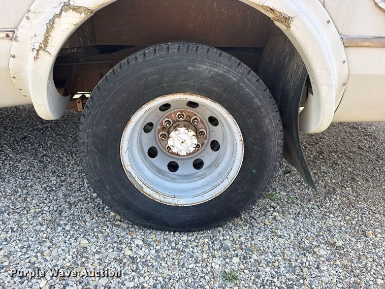 image for item DY3190 1993 Ford E-350 shuttle bus