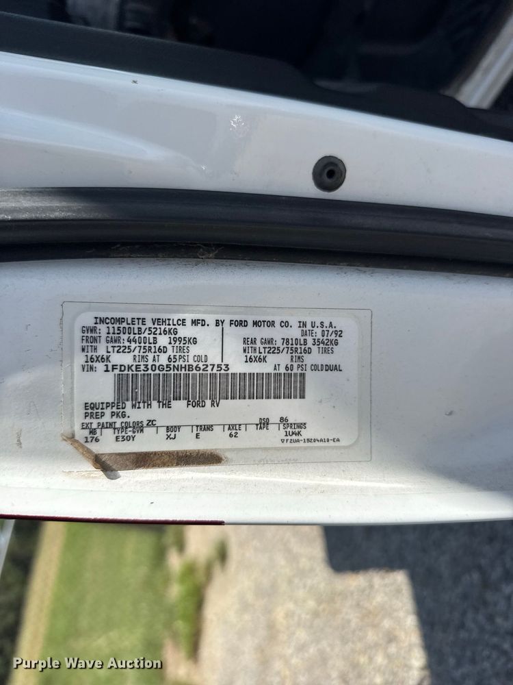 image for item DY3190 1993 Ford E-350 shuttle bus