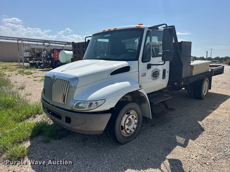 2005 International 4300 flatbed truck