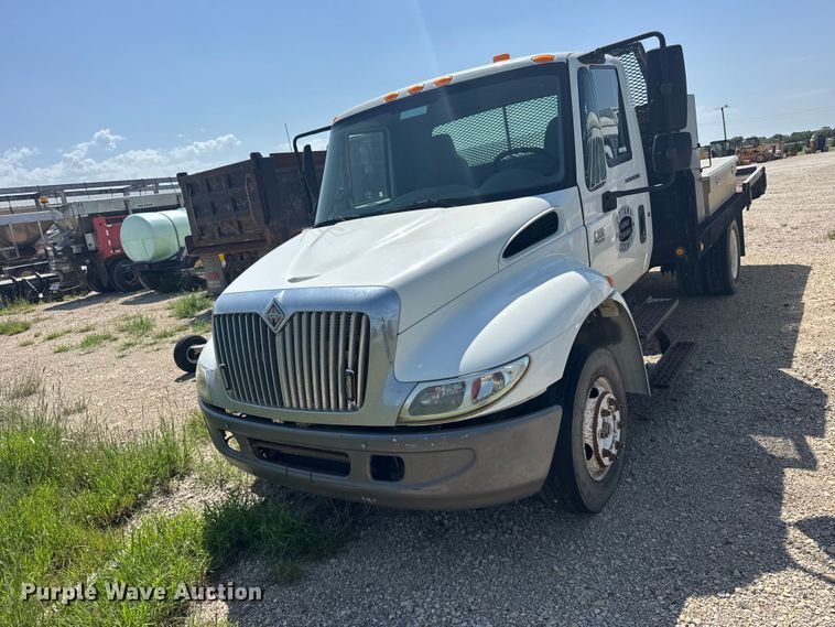 image for item DY3191 2005 International 4300 flatbed truck