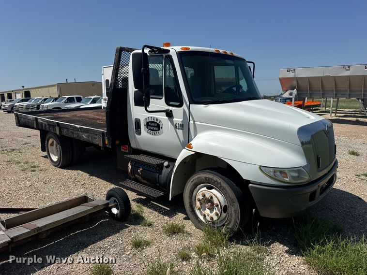 image for item DY3191 2005 International 4300 flatbed truck