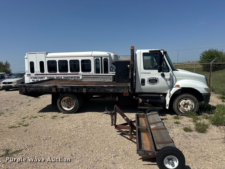 image for item DY3191 2005 International 4300 flatbed truck