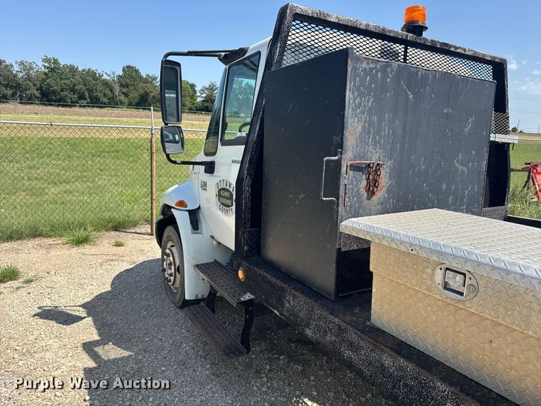 image for item DY3191 2005 International 4300 flatbed truck