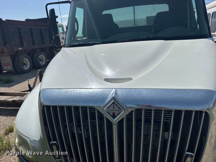 image for item DY3191 2005 International 4300 flatbed truck