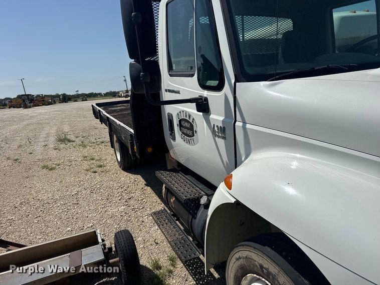 image for item DY3191 2005 International 4300 flatbed truck