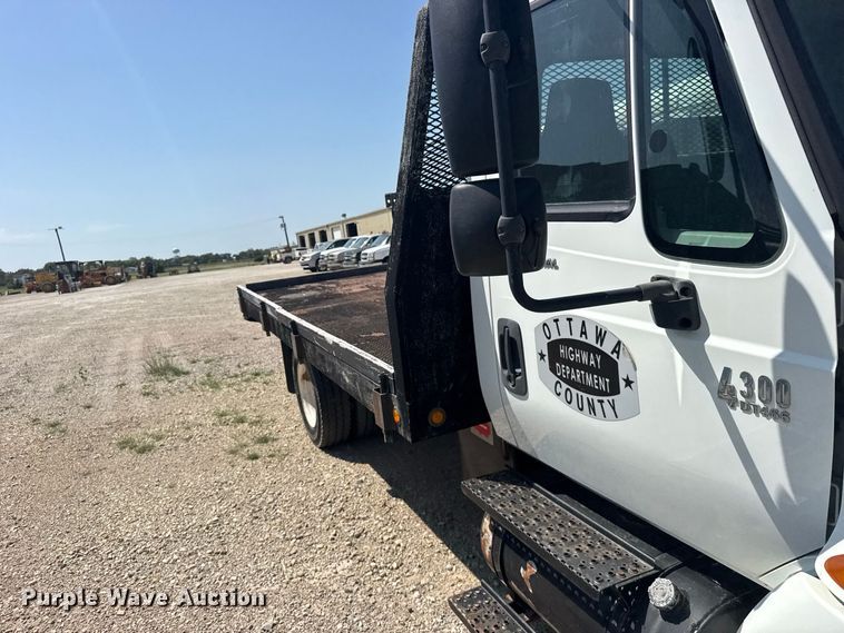 image for item DY3191 2005 International 4300 flatbed truck