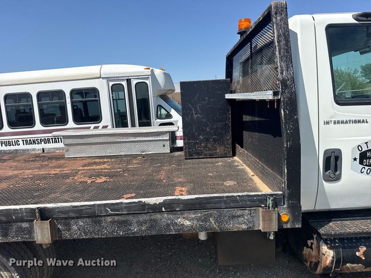 image for item DY3191 2005 International 4300 flatbed truck