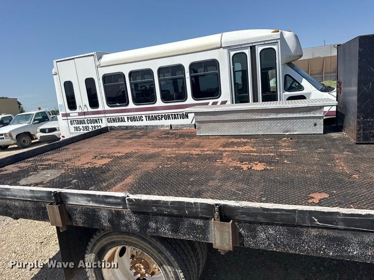 image for item DY3191 2005 International 4300 flatbed truck