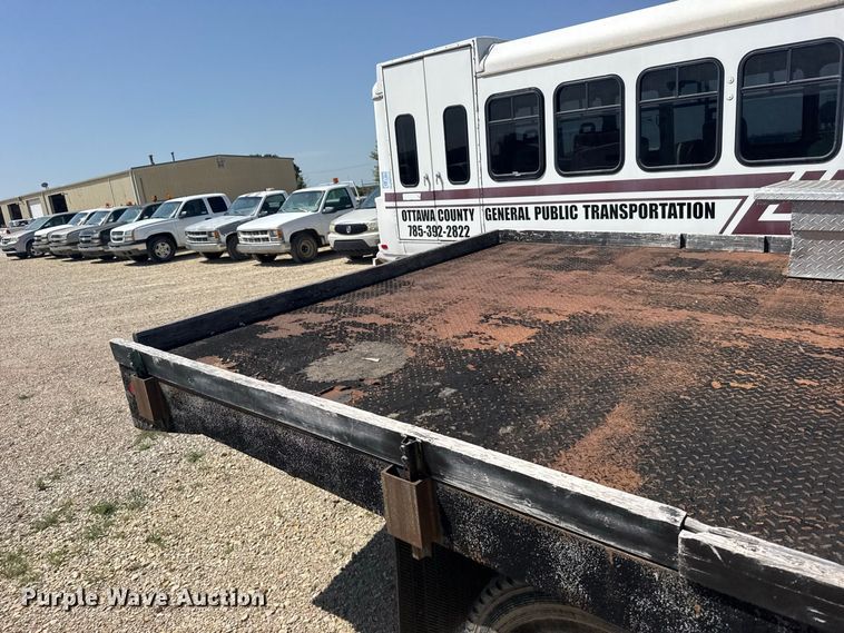 image for item DY3191 2005 International 4300 flatbed truck
