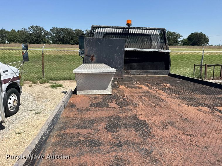 image for item DY3191 2005 International 4300 flatbed truck