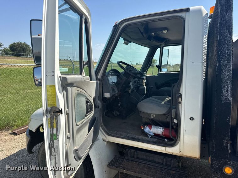 image for item DY3191 2005 International 4300 flatbed truck