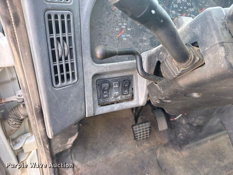 image for item DY3191 2005 International 4300 flatbed truck