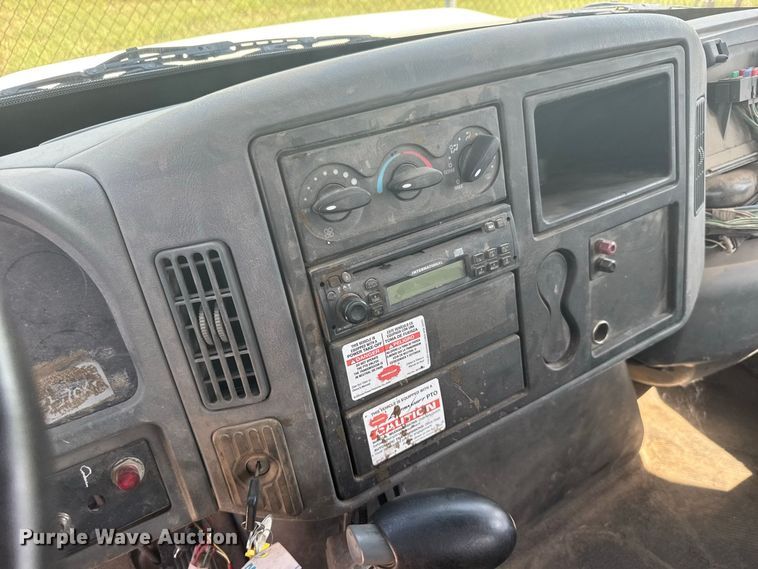 image for item DY3191 2005 International 4300 flatbed truck