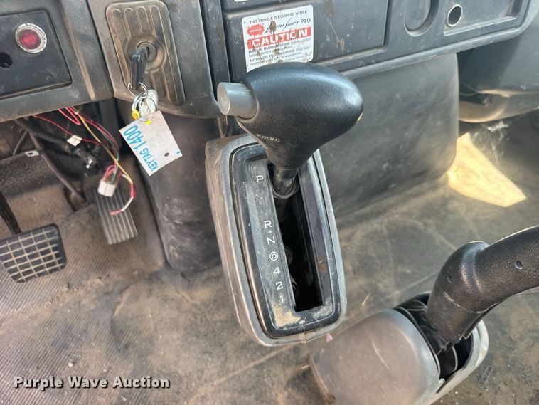 image for item DY3191 2005 International 4300 flatbed truck