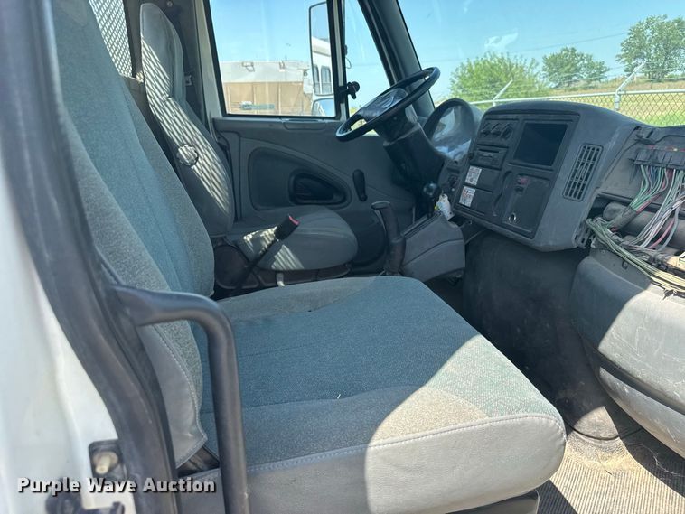 image for item DY3191 2005 International 4300 flatbed truck