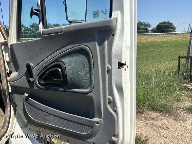 image for item DY3191 2005 International 4300 flatbed truck