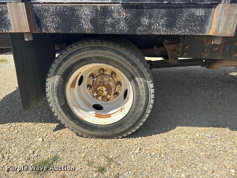 image for item DY3191 2005 International 4300 flatbed truck