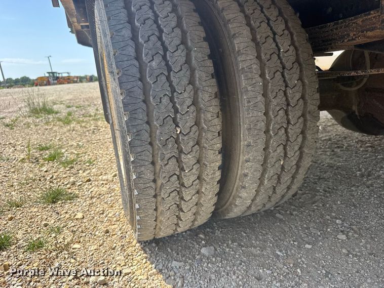 image for item DY3191 2005 International 4300 flatbed truck