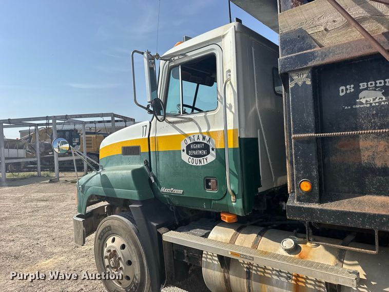 image for item DY3198 1998 Mack CH613 dump truck