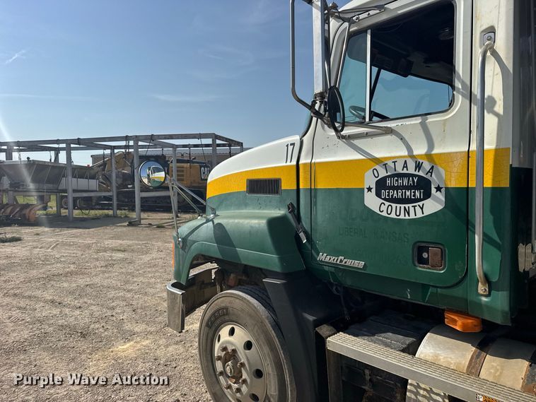 image for item DY3198 1998 Mack CH613 dump truck