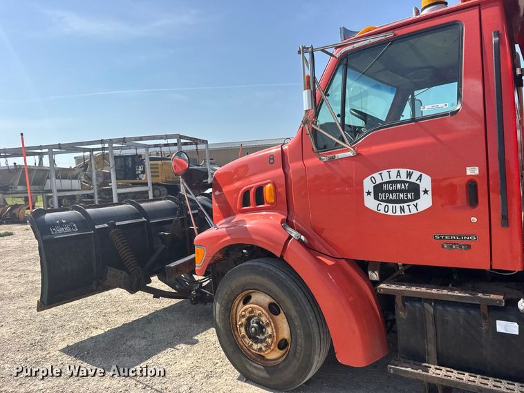 image for item DY3199 2001 Sterling L7500 Series dump truck