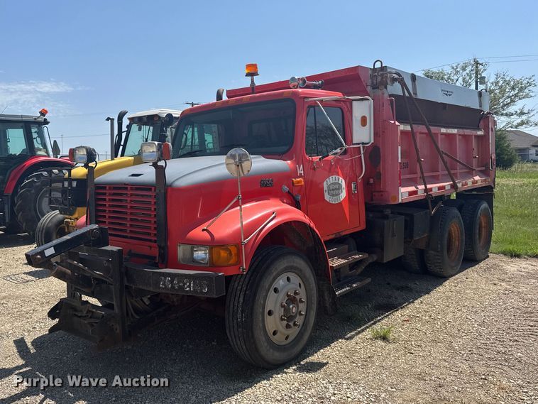 1997 International F4900 dump truck