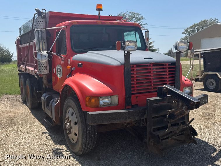 image for item DY3203 1997 International F4900 dump truck