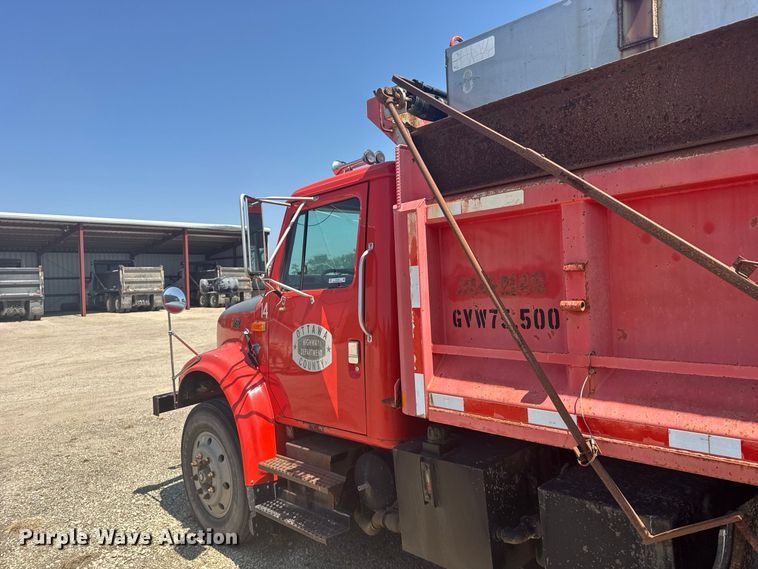 image for item DY3203 1997 International F4900 dump truck