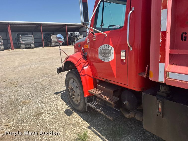 image for item DY3203 1997 International F4900 dump truck