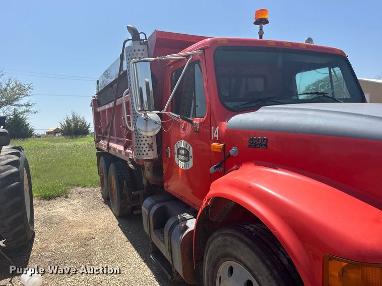 image for item DY3203 1997 International F4900 dump truck