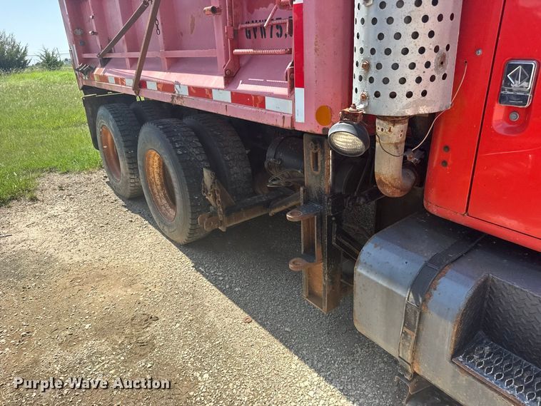 image for item DY3203 1997 International F4900 dump truck