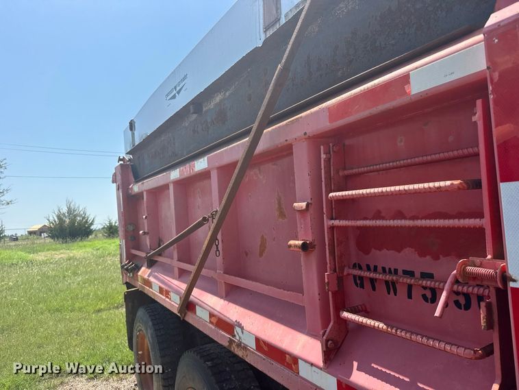 image for item DY3203 1997 International F4900 dump truck