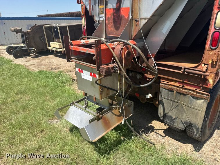 image for item DY3203 1997 International F4900 dump truck