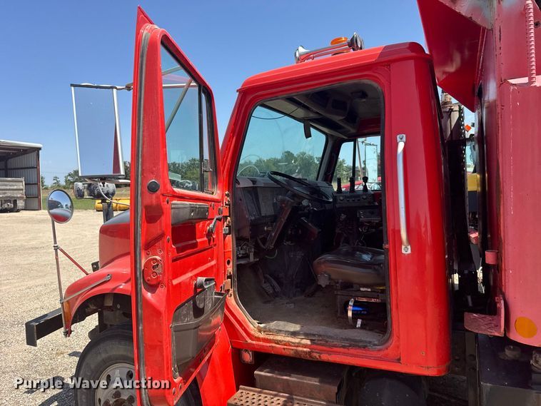 image for item DY3203 1997 International F4900 dump truck