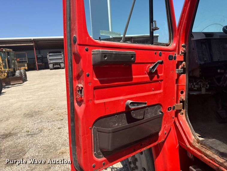 image for item DY3203 1997 International F4900 dump truck