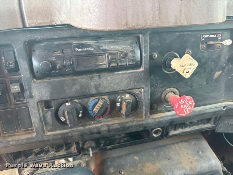 image for item DY3203 1997 International F4900 dump truck