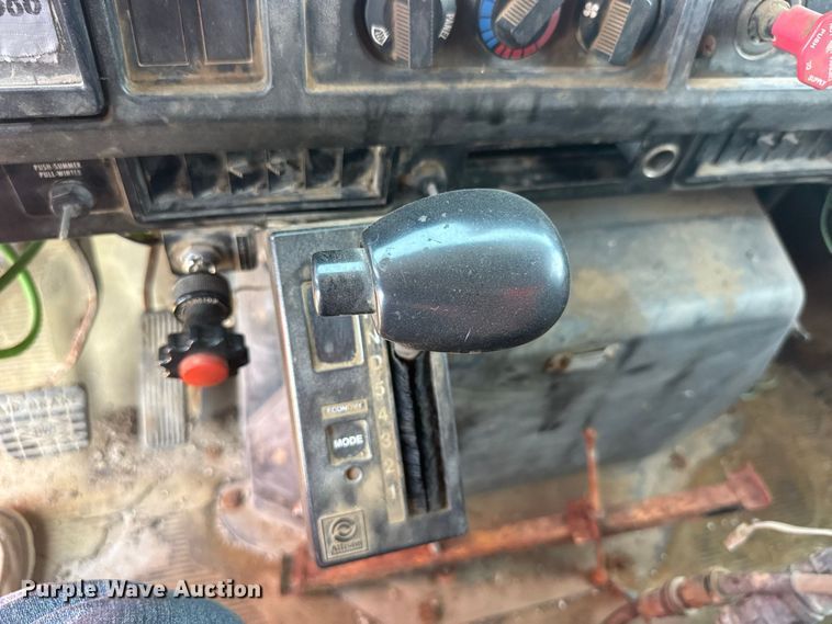 image for item DY3203 1997 International F4900 dump truck