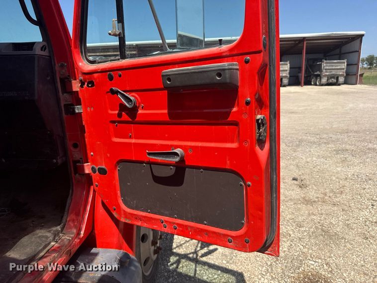 image for item DY3203 1997 International F4900 dump truck