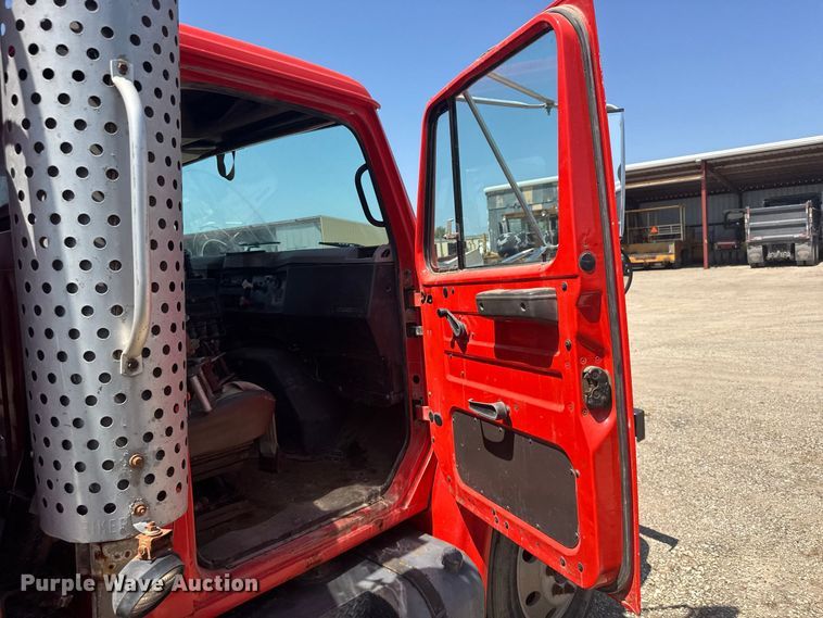 image for item DY3203 1997 International F4900 dump truck