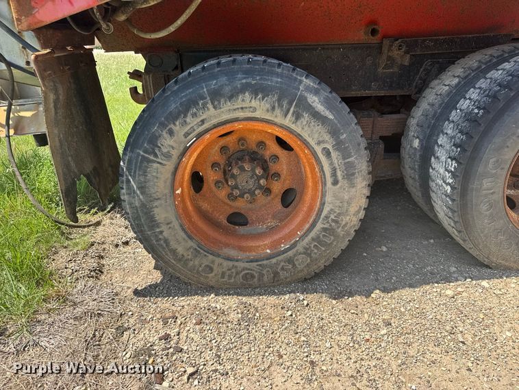 image for item DY3203 1997 International F4900 dump truck