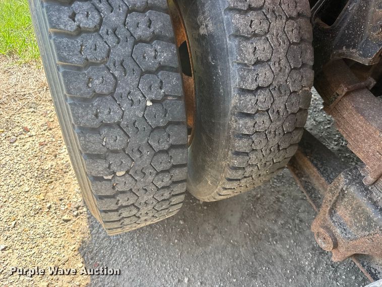 image for item DY3203 1997 International F4900 dump truck