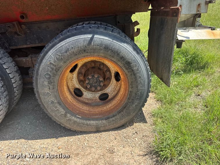 image for item DY3203 1997 International F4900 dump truck