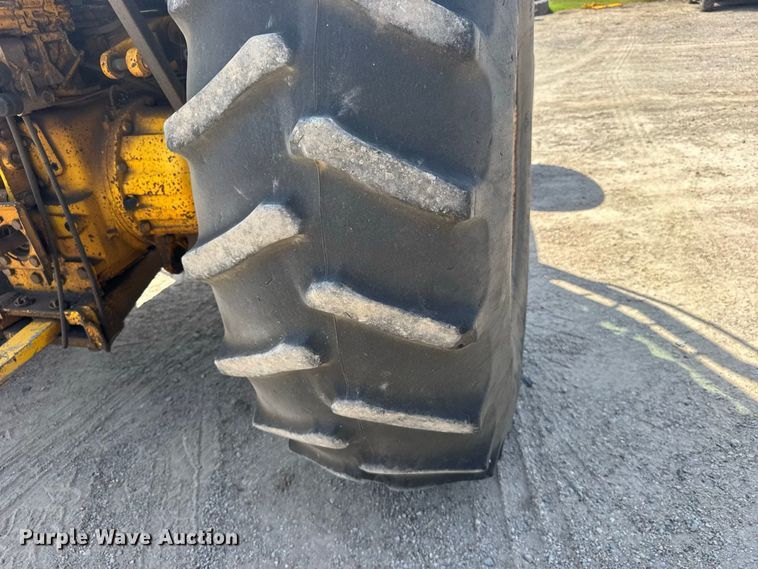 image for item DY3204 New Holland TS100 tractor