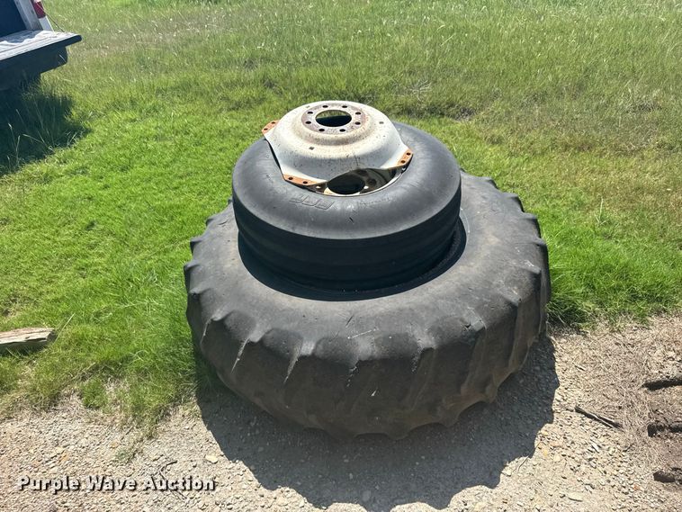 image for item DY3204 New Holland TS100 tractor