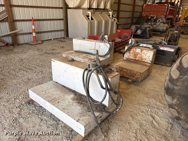image for item DY3208 (3) fuel tanks