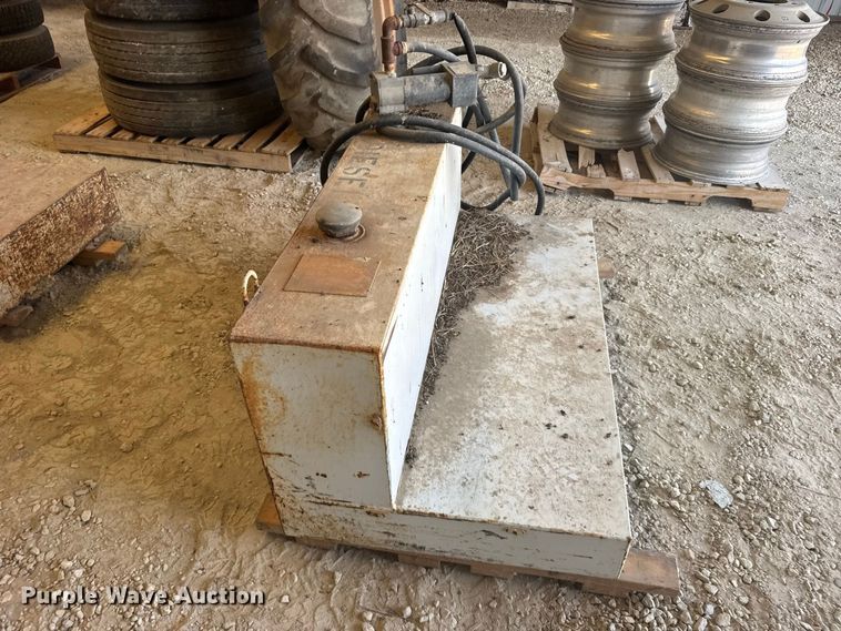 image for item DY3208 (3) fuel tanks