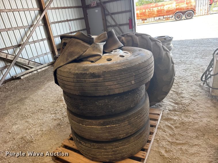 image for item DY3218 Tires and wheels