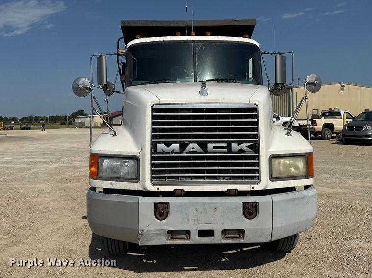 image for item DY3221 2000 Mack CH613 dump truck