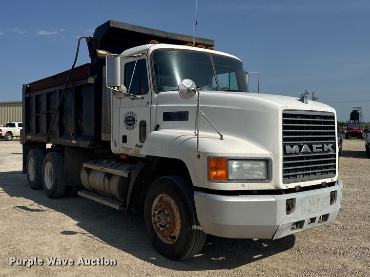 image for item DY3221 2000 Mack CH613 dump truck